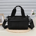 Borsa a tracolla minimalista in nylon nero con ampia tracolla in stile casa - Nero