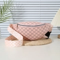 Sac bandoulière rose avec imprimé de lettres M et large sangle tissée géométrique - Rose