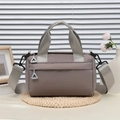 Borsa a tracolla cilindrica color talpa con spalline grigie e doppie zip anteriori - Grigio
