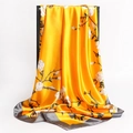 Carré en soie jaune moutarde élégant avec motifs de magnolia blanc et bordure grise - Gingembre Bord Gris