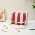 Borsa a catena intrecciata a righe bianche e rosse con finiture crema per uno stile estivo - Stile Flip / Rosso