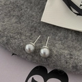 Detalle de pendientes de perlas grises sobre lana con una caja de regalo elegante - 8mm / Gris