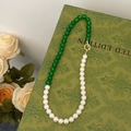 Détail du collier avec calcédoine verte, perles blanches et fermoir doré OT - Collier à Boucle OT en Perles de Fausse Perle et Calcédoine Verte (B-35)