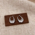Poliertes Silber mehrlagige C-Form Ohrstecker für Damen auf Holz präsentiert - U-Förmiger Stil (A-588) / Silber