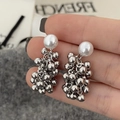 Dettaglio di orecchini vintage con perle francesi e nappe in metallo argentato - Argento