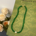 Détail du collier en calcédoine verte avec perle centrale et fermoir doré ajustable - Collier en Calcédoine Verte avec Pendentif Perle d'Eau Douce (B-35)