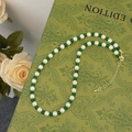 Détail du collier de perles avec perles de calcédoine verte et fermoir mousqueton doré - Collier de Perles Alternées en Calcédoine Verte et Fausse Perle (B-35)