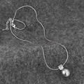 Dettaglio macro della collana in argento con perla grigia e ciondolo in zircone - Argento Zirconia Perla Grigia