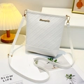 Sac seau blanc en cuir tressé avec logo doré et longue bandoulière réglable - Blanc