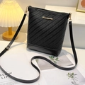 Sac seau tressé noir classique avec base en cuir et logo métallique doré chic - Noir