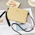 Pochette in paglia beige con trama a spina di pesce, emblema floreale e tracolla in pelle - Nero
