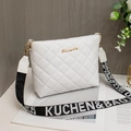 Borsa a secchiello trapuntata bianca con ampia tracolla logo e scritte in metallo oro - Bianco