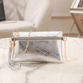 Silberne Umhängetasche mit Rautensteppung, goldener Kette und Metallic-Finish - Silber