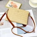Borsa a tracolla in paglia beige con cinturino in pelle marrone e trifoglio dorato - Marrone