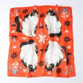 Detail van zijden vierkante sjaal met kattenpatronen en bloemmotieven op oranje basis - 70x70cm / Oranje Rode Bloemenkat (FJ249-1)