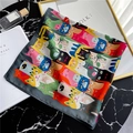 Dettaglio di sciarpa in seta con gatti su marmo con accessori lifestyle e bordo grigio - Stampa Gatto Pop Art (FJ252X-1)