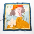 Detailopname van een vierkante satijnen sjaal met artistieke vrouw- en bloemenprint - 70x70cm / Vrouw met Oranje Hoed (FJ391-3)