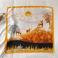 Detail van een vierkante zijden sjaal met natuurlandschap print en hertenprint - 70x70cm / Zonsondergang Rendier Landschap (FJ457-1)
