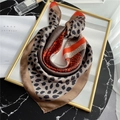Foulard in raso con stampa leopardata e blocchi arancioni su marmo nero di lusso - 70x70cm / Bordo Caffè Arancione (FJ20X-1)
