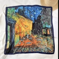 Detail van een zijden sjaal met Van Gogh's Caféterras bij nacht print en satijnen textuur - 70x70cm / Caféterras bij Nacht (FJ441-2)