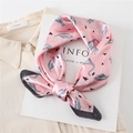 Petit foulard en soie rose avec motif flamant rose et bordure contrastée noire - Rose