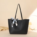 Schwarze Tote Bag mit Litschistruktur, hellblauem Seidenschal und schmalen Schultergurten - Schwarzes Litschi-Muster