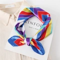 Dettaglio di un foulard quadrato in raso a righe annodato a fiocco su sfondo bianco - Stile Geometrico Colorblock / Bordo Blu