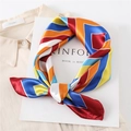 Elegante foulard in seta a righe geometriche nei toni rosso blu giallo e arancione - Stile Geometrico Colorblock / Bordo Rosso Vino