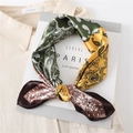 Sciarpa vintage in raso di seta con motivo paisley verde e giallo, annodata su camicia - Verde Militare Giallo