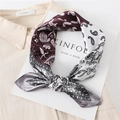 Dettaglio di un foulard vintage in seta con motivi paisley e blocchi di colore bordeaux e grigio - Bordo Caffè Grigio