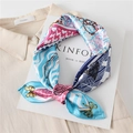 Détail d'un foulard carré en satin avec motif pied-de-poule coloré et nœuds - 60x60cm / Bleu