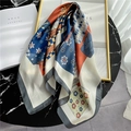 Elegante sciarpa di seta Morandi con motivi patchwork colorati su tavolo di marmo nero - Motivo Floreale Multicolore Retrò (FJ284X-2 Bordo Grigio)