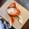 Vista macro de pañuelo de seda naranja y blanco con motivos vintage de llaves y retratos - Naranja (FJ341-5)