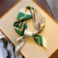 Detalle de pañuelo de seda con bordes verde esmeralda y estampados de retratos vintage - Verde Esmeralda (FJ341-6)