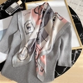 Elegante pañuelo de seda con estampado rosa y gris sobre fondo de jersey de punto suave - Rosa (FJ341-3)