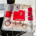 Detalle de un pañuelo de seda cuadrado con retratos vintage y estampados de marcos dorados - Rojo (FJ341-1)