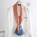 Sciarpa sottile in seta a fiori rosa pesca e blu scuro su una camicia bianca - Floreale Pesca (H59)