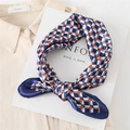 Foulard in finta seta a quadri blu e arancio annodato con motivo geometrico - 60x60cm / Blu navy