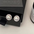 Dettaglio di orecchini di perle francesi con aureola di zirconi e base in argento - Orecchini a Bottone in Perla con Micro Pavè di Zirconia Argentati
