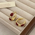 Detailansicht goldener Vintage-Ohrringe mit roter Emaille und funkelnden Zirkonen - Rot