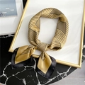 Sciarpa di seta a righe gialle e nere, piegata su un elegante sfondo di marmo - 70x70cm / Giallo Brillante (FJ340-2)