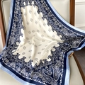 Seidiges quadratisches Halstuch mit blau-weißem Paisleymuster und Mandala-Design - Blau Weiß