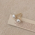 Makroaufnahme französischer Vintage-Perlenohrringe auf beigem Stoff mit einer Gedichtkarte - 8mm / 8mm Weiße Runde Perlenohrstecker