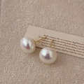 Primer plano detallado de pendientes de perlas brillantes con herrajes dorados en tarjeta - 14mm