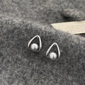 Primer plano de pendientes plateados de gota con perla gris sobre tejido de punto - Pendientes de perlas grises con marco de lágrima plateado (A-663)