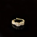 Dettaglio macro del polsino per orecchio in oro 18K con doppia fila di zirconi e riflesso - Ear Cuff in Zircone Micro-pavé Oro / Oro