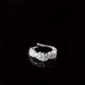 Dettaglio di un ear cuff d'argento con pavé di pietre di zirconia cubica scintillanti - Ear Cuff in Zircone Micro-pavé Argento / Argento
