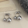 Detalle de pendientes elegantes con doble perla gris y ganchos plateados en piedra - Plata con perla gris