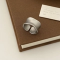 Primer plano de anillo plateado mate ondulado con textura cepillada en tela - Plata Mate Anillo Ancho Chapado en Oro