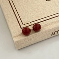 Macro di orecchini a bottone a sfera rossa lucida su una copertina di un libro vintage - 10mm / Rosso Borgogna (10mm)